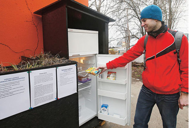 New Day: Il primo frigorifero food-sharing istallato a Praga (FOTO)