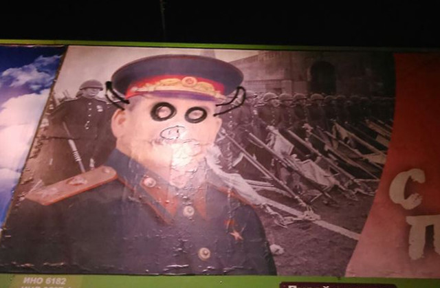 New Day: Siberia: vandali deturpano limmagine di Stalin disegnando le corna e il grugno (FOTO)