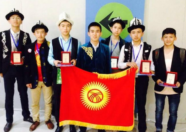 New Day: Alunni del Kirghizistan hanno insegnato ai robot ad arare e ballare