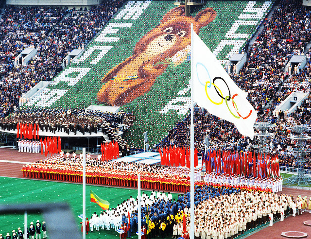 New Day: LUcraina si sbarazza dellorsetto mascotte delle Olimpiadi di Mosca 80