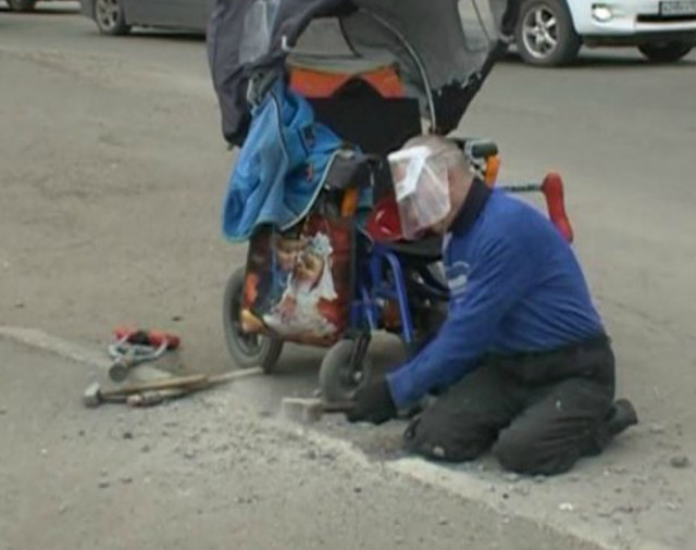New Day: Un pensionato disabile distrugge bordo del marciapiede per raggiungere lospedale (FOTO)
