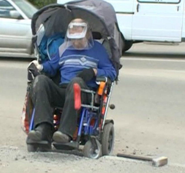 New Day: Un pensionato disabile distrugge bordo del marciapiede per raggiungere lospedale (FOTO)