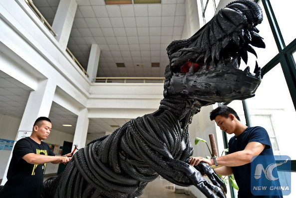 New Day: Studenti cinesi hanno creato un dinosauro coi pneumatici (FOTO)
