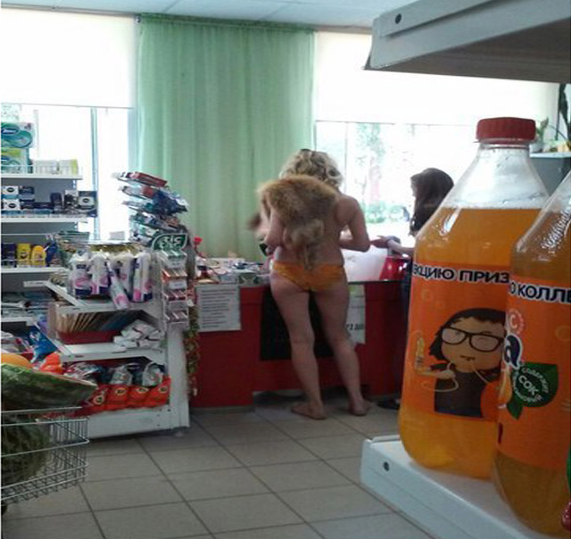New Day: Fa caldo..una russa viene a fare la spesa topless (FOTO)