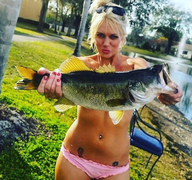 New Day: Le pescatrici sexy indossano pesci al posto di costume da bagno (FOTO)