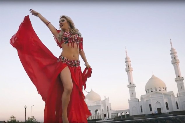 New Day: Cantante seminuda danza davanti alla moschea (FOTO, VIDEO)