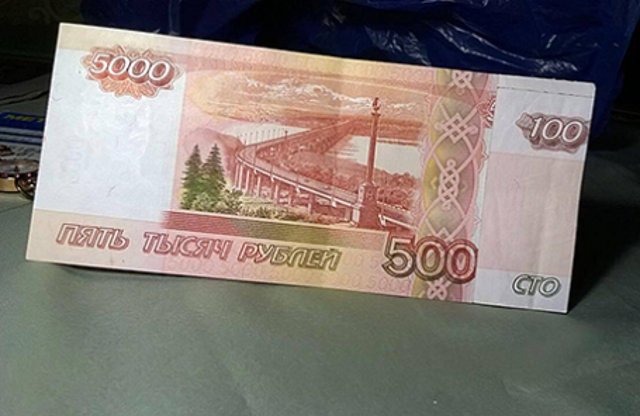 New Day: A Mosca un bancomat ha erogato banconote incollate in tre pezzi (FOTO)