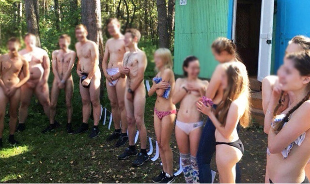 New Day: Studenti si spogliano nudi alla festa delle matricole (FOTO)