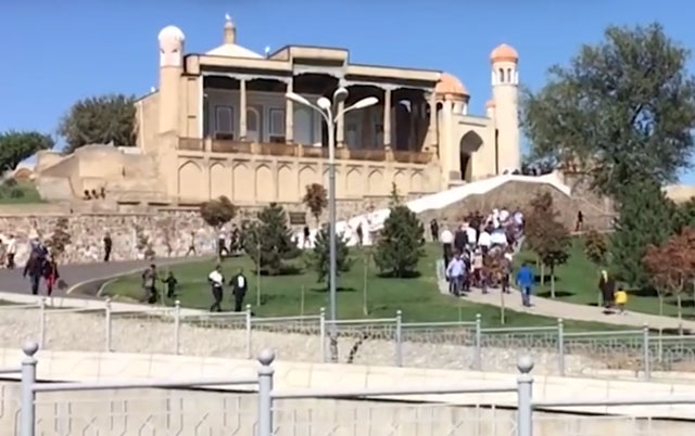 New Day: Gli uzbeki fanno pellegrinaggi di massa alla tomba del presidente (VIDEO)