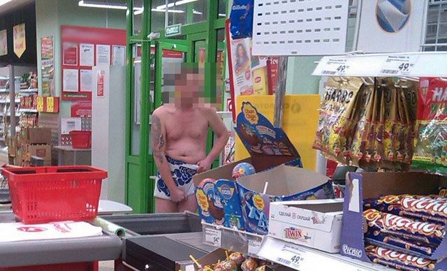 New Day: In Udmurtia un uomo nudo scappa dalla ex moglie con solo lasciugamano indosso