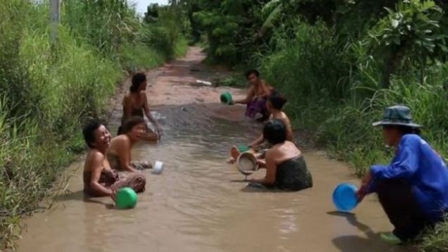New Day: In Tailandia le donne fanno bagno collettivo nelle fosse stradali (FOTO)