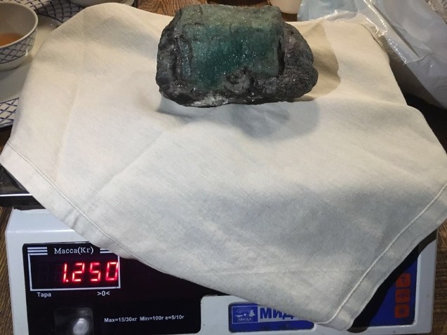 New Day: Negli Urali geologi abusivi tentano di vendere smeraldo da 1 kg (FOTO)