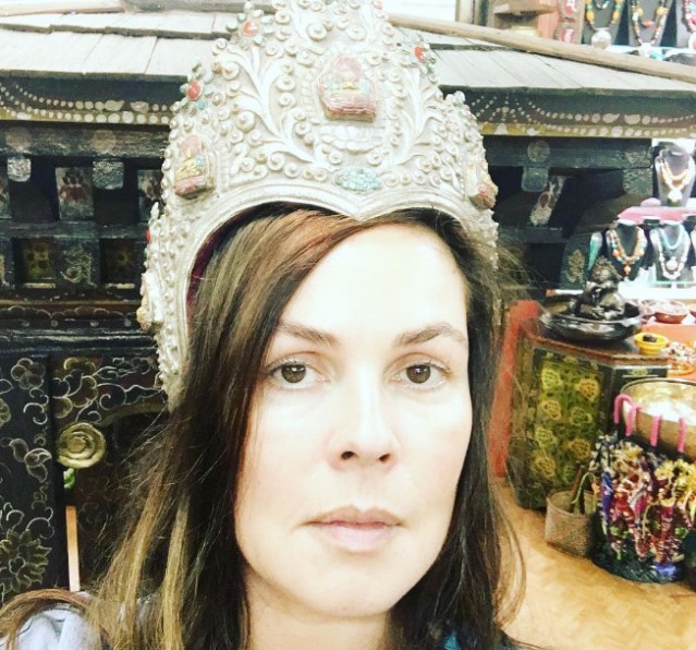 New Day: Conduttrice tv russa fa una visita in un negozio di peni (FOTO)
