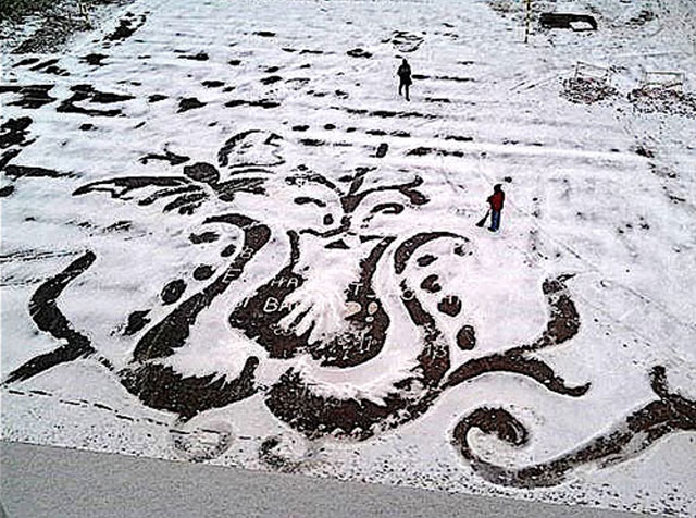 New Day: A I&382;evsk un bidello disegna sulla neve quadri di straordinaria bellezza (FOTO)