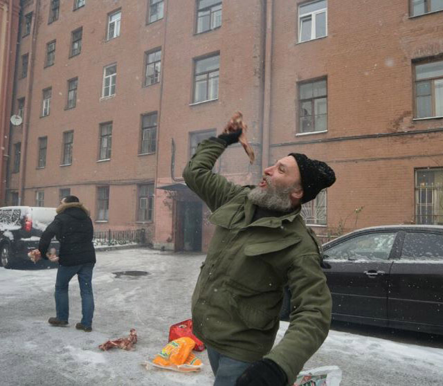 New Day: Militanti russi lanciano ossa contro il consolato dellUcraina (FOTO)