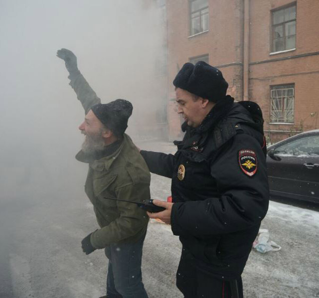 New Day: Militanti russi lanciano ossa contro il consolato dellUcraina (FOTO)
