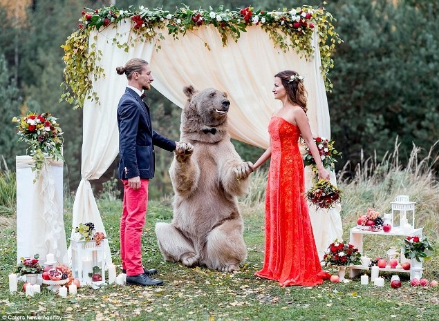 New Day: Matrimonio alla russa: la cerimonia nuziale &232; stata celebrata da un orso (FOTO)