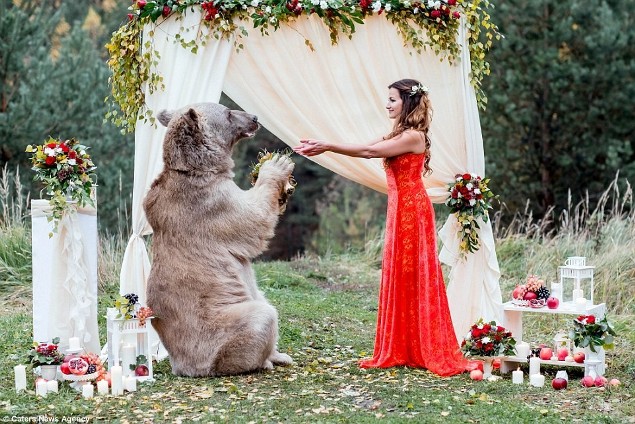 New Day: Matrimonio alla russa: la cerimonia nuziale &232; stata celebrata da un orso (FOTO)