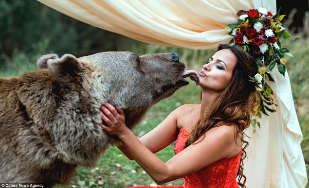 New Day: Matrimonio alla russa: la cerimonia nuziale &232; stata celebrata da un orso (FOTO)