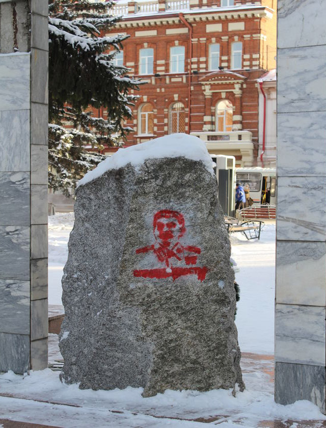 New Day: Profanato il monumento alle vittime delle purghe staliniane (FOTO)