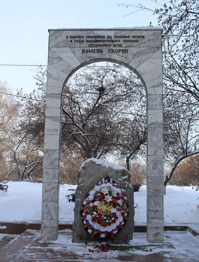 New Day: Profanato il monumento alle vittime delle purghe staliniane (FOTO)