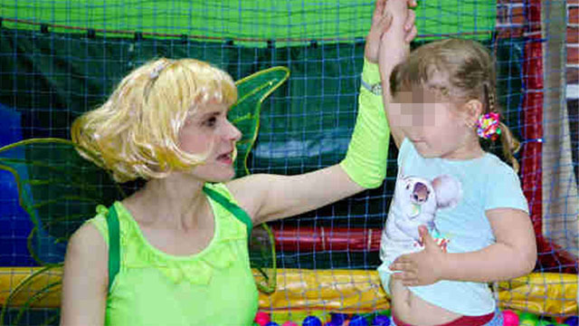 New Day: A Mosca unanimatrice per bambini fa anche lattrice porno di teatro (FOTO18+)