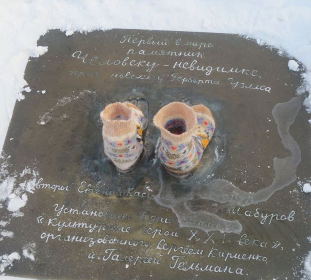 New Day: Il rigido inverno russo: perfino i monumenti vengono vestiti (FOTO)