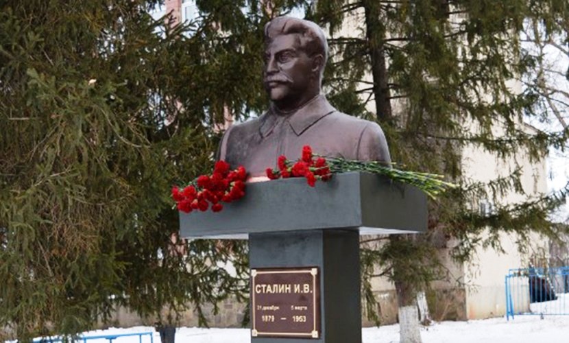 New Day: Nel Sud della Russia &232; stato inaugurato un monumento a Iosif Stalin (FOTO)