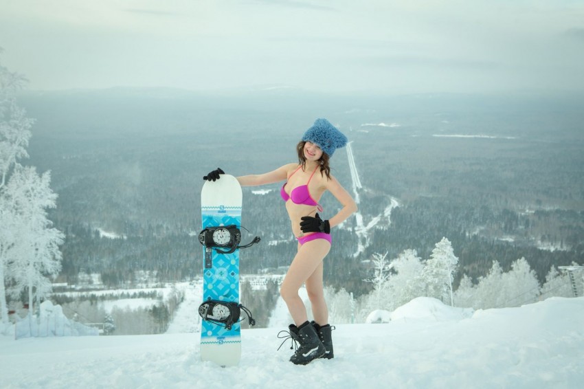 New Day: Ragazze russe scendono in snowboard in biancheria intima (FOTO)
