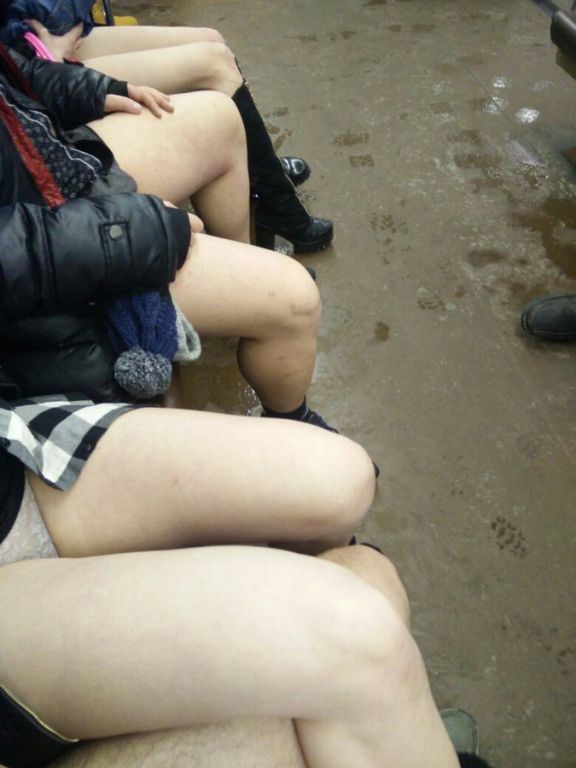 New Day: A Mosca hanno proibito liniziativa In metro senza pantaloni (FOTO)