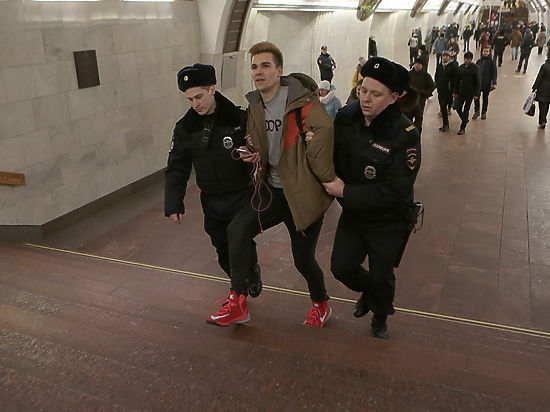 New Day: A Mosca hanno proibito liniziativa In metro senza pantaloni (FOTO)