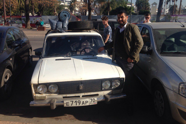 New Day: Siberiani si presentano a un rally in Africa con una macchina sovietica arrugginita (FOTO)