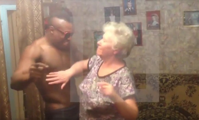 New Day: A Kursk nipote regala alla nonna uno spogliarellista di colore (FOTO, VIDEO)