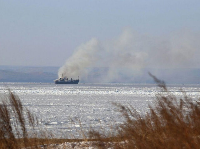 New Day: Sulle rive dellEstremo Oriente della Russia &232; bruciata una nave fantasma (FOTO, VIDEO)