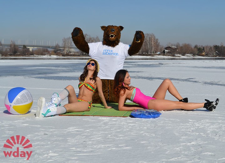 New Day: Siberiane si spogliano sulla spiaggia innevata per delle foto sexy (FOTO)