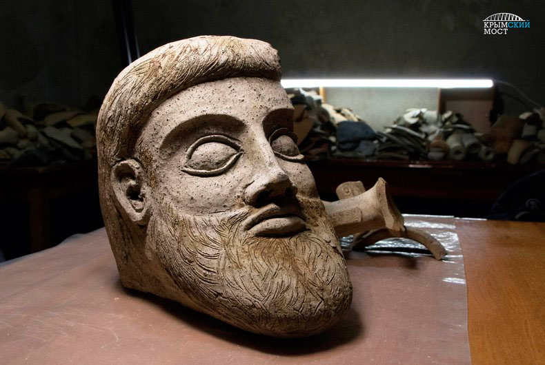 New Day: In Crimea gli archeologi hanno dissotterrato la testa di unantica statua (FOTO)