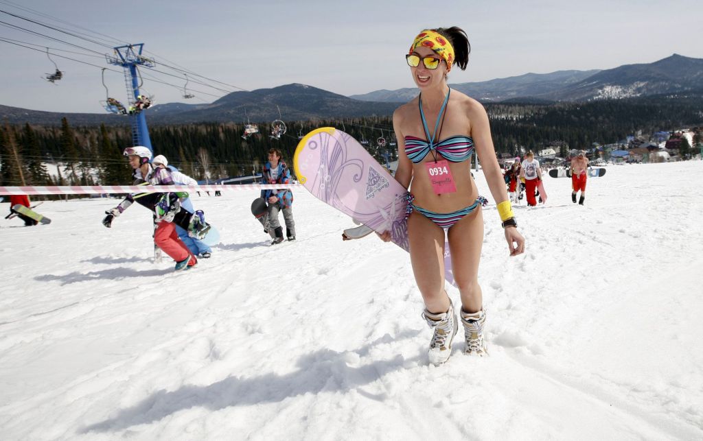 New Day: Centinaia di ragazze seminude stabiliscono il record di discesa sugli sci in bikini (FOTO)