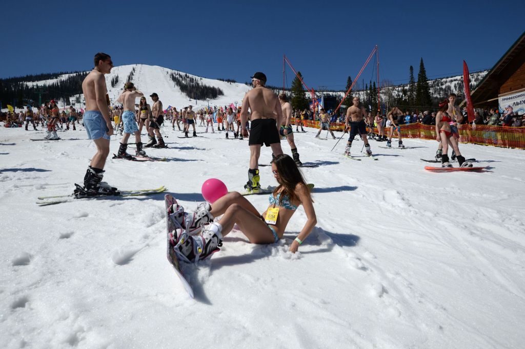 New Day: Centinaia di ragazze seminude stabiliscono il record di discesa sugli sci in bikini (FOTO)