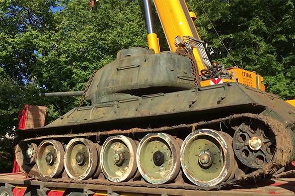 New Day: Collezionista estone si rifiuta di far rottamare il leggendario carrarmato T-34 (FOTO)