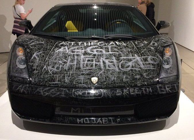 New Day: Visitatori del museo riempiono di graffi una Lamborghini sportiva