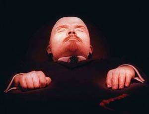Nuovo look per la salma di Lenin / Il leader della Rivoluzione d'Ottobre avrà un nuovo abito sartoriale