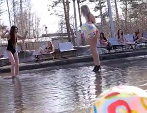 Insidia stradale? Le ragazze siberiane fanno il bagno in una buca diventata un'enorme pozzanghera (FOTO, VIDEO)