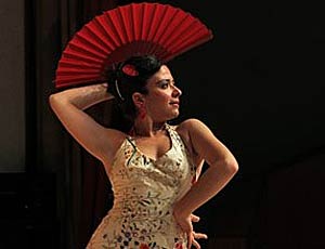 Ballerina di flamenco italiana si esibisce in una danza russa / Il Festival internazionale della danza andalusa si terrà negli Urali del sud