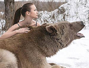 Servizio fotografico «à la russe» / Le modelle si contendono un orso sulla neve (FOTO)