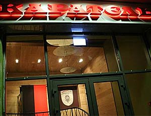 A Kiev aperto il ristorante «Karatel'" (Castigatore) / Nel menu del «Castigatore» i piatti «Miliziano grigliato» e «Gente gentile» (FOTO)