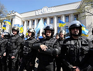 L'esperienza italiana per riformare il Ministero dell'Interno ucraino / E i poliziotti baltici pattuglieranno Kiev