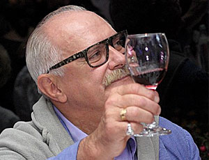 Il regista russo Mikhalkov ha presentato il vino «12» / E' ottenuto da uve coltivate in Toscana