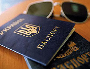 Rifugiati ucraini vendono i loro passaporti ai truffatori / Una nuova identità costa 2.200 dollari