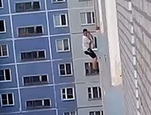 Un russo, innamorato pazzo, cala dal tetto su una fune...(VIDEO) / ...ma la ragazza non lo fa entrare