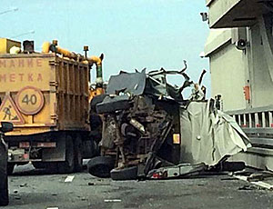 Una betoniera tampona una pompa funebre: due cadaveri nudi finiscono in autostrada (VIDEO)